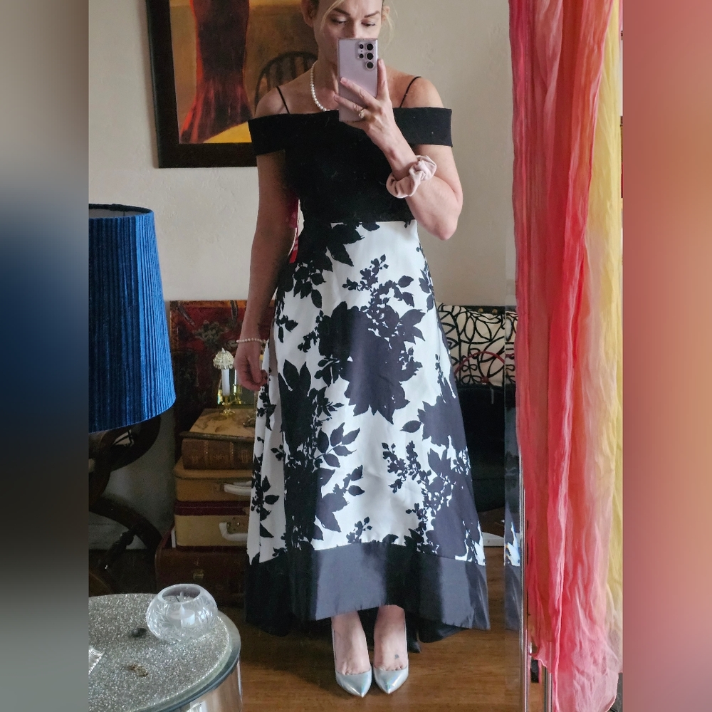 NWT Morgan & CO. B&W Printed Elegant Gown 3/4